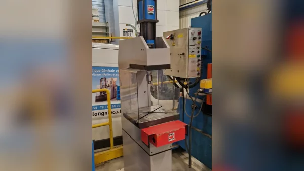 Presse hydropneumatique EMG d'occasion 6,9T-100-25